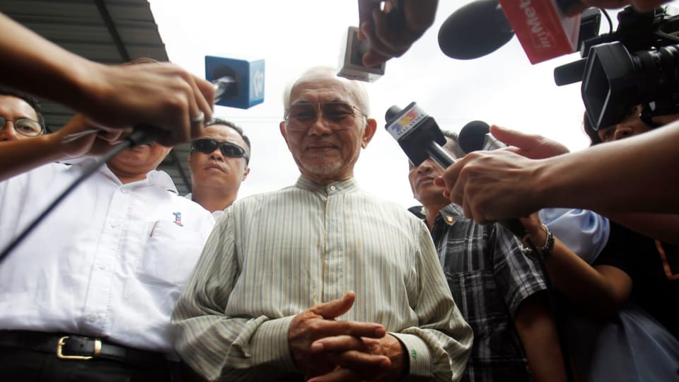 Abdul Taib Mahmud spricht zu Journalisten.