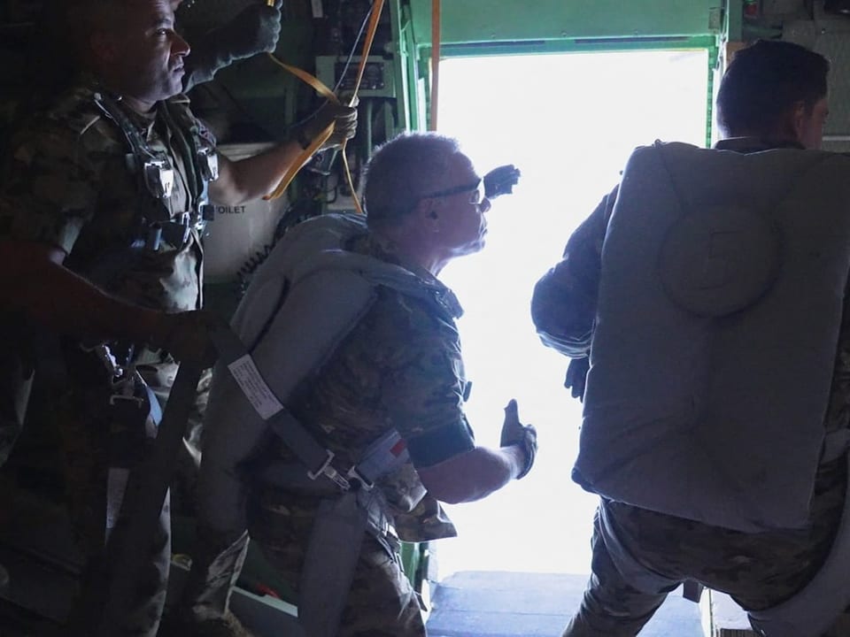 König Abdullah hilft beim Abwerfen der Hilfsgüter aus dem Flugzeug.