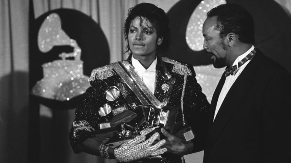 Michael Jackson umklammert auf der Bühne acht Grammys