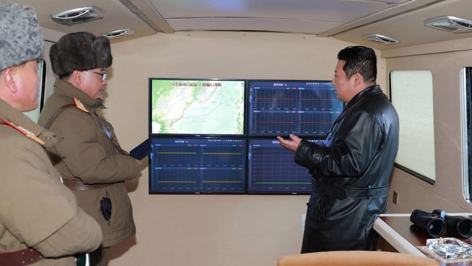 Kim Jong-un in einem Führerstand.