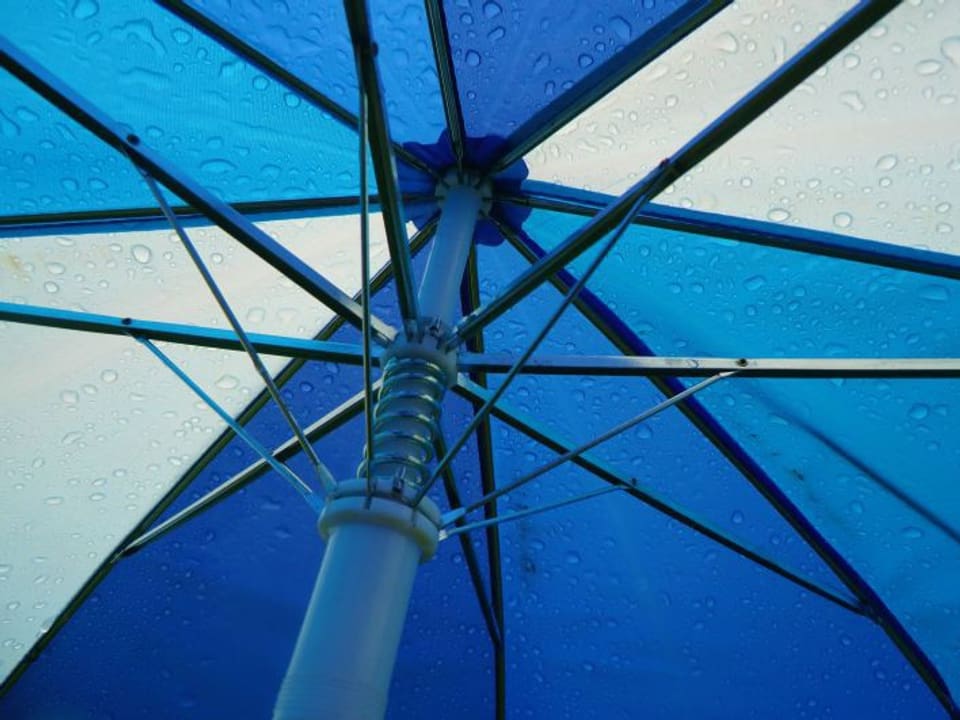 blauer Regenschirm