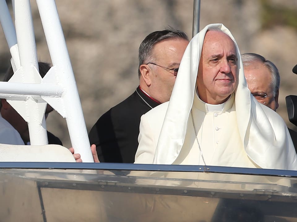 Der Papst auf einem Boot.