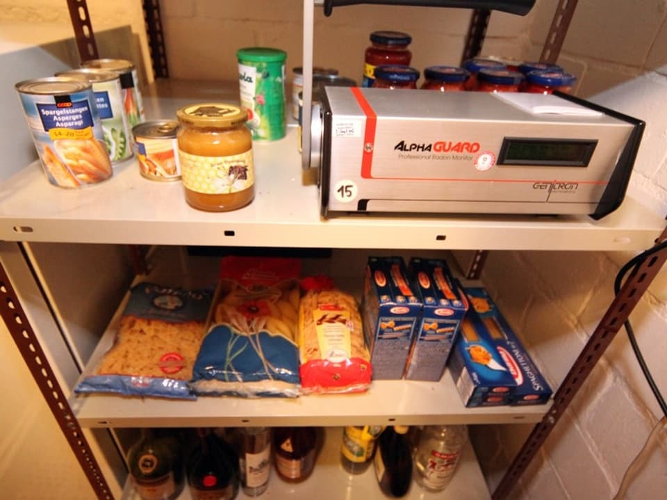 Lebensmittelvorräte im Keller, auf einem Regal ein Messgerät.