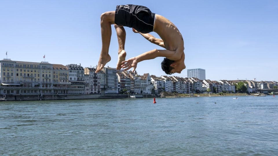 Mann springt in den Rhein in Basel