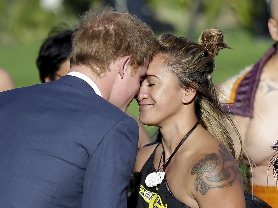 Prinz Harry wird von einer Maori-Frau begrüsst.