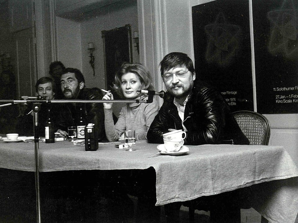 Regisseure sitzen an einem Tisch an einer Pressekonferenz.