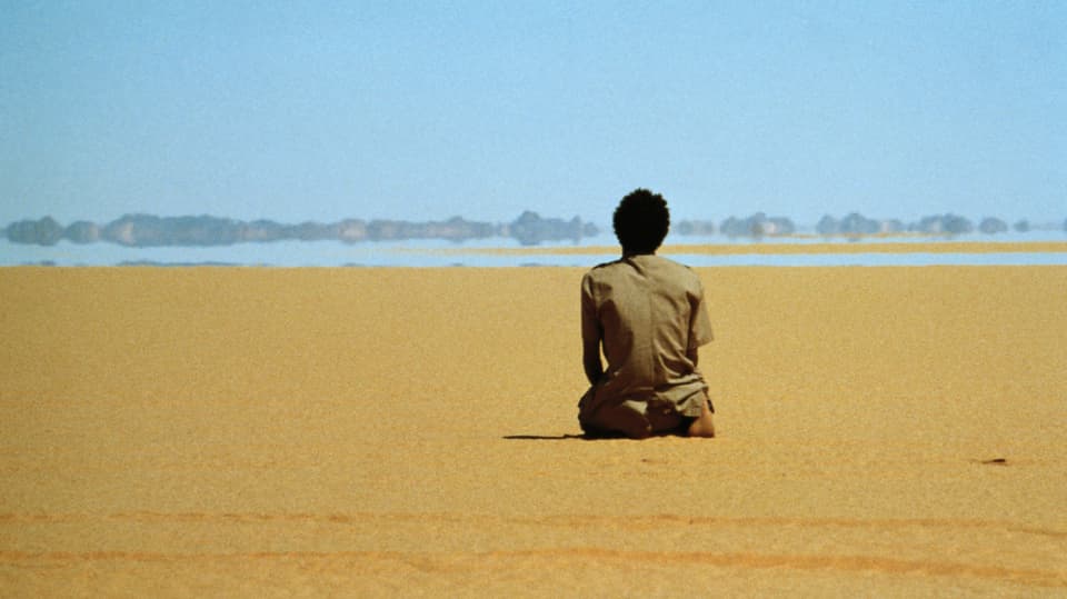 Mann betet in der Nubischen Wüste. 
