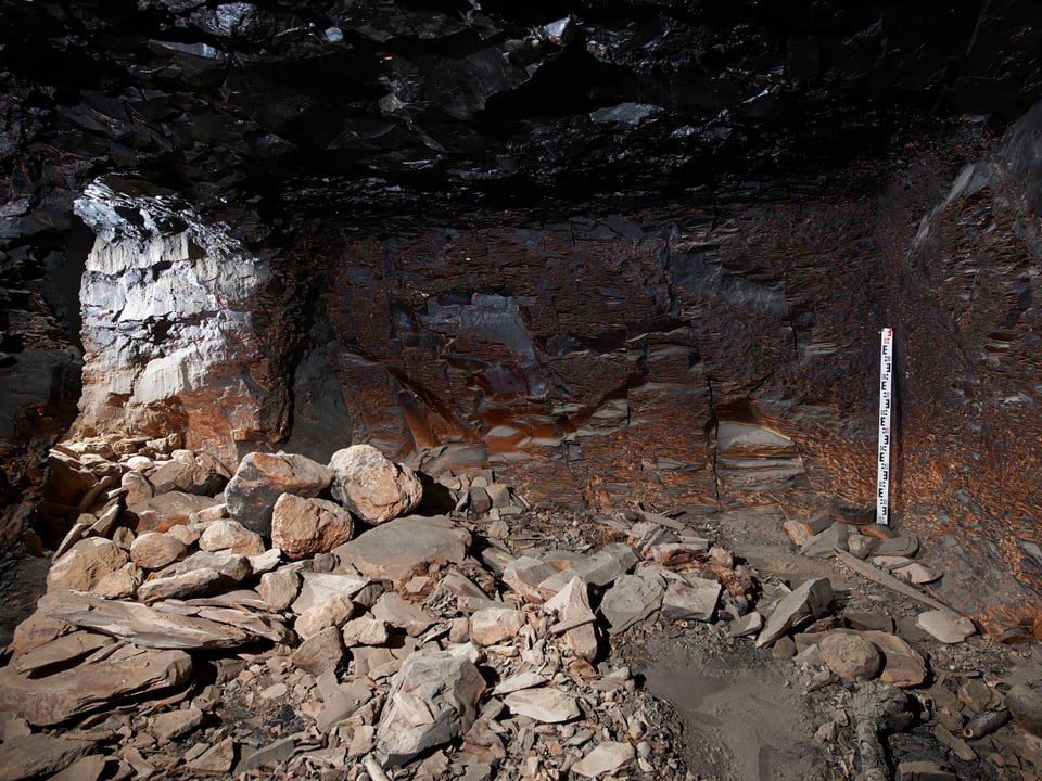 Die Höhle, in der der Fand gemacht wurde. Er ist voller Steine und dunkel. 