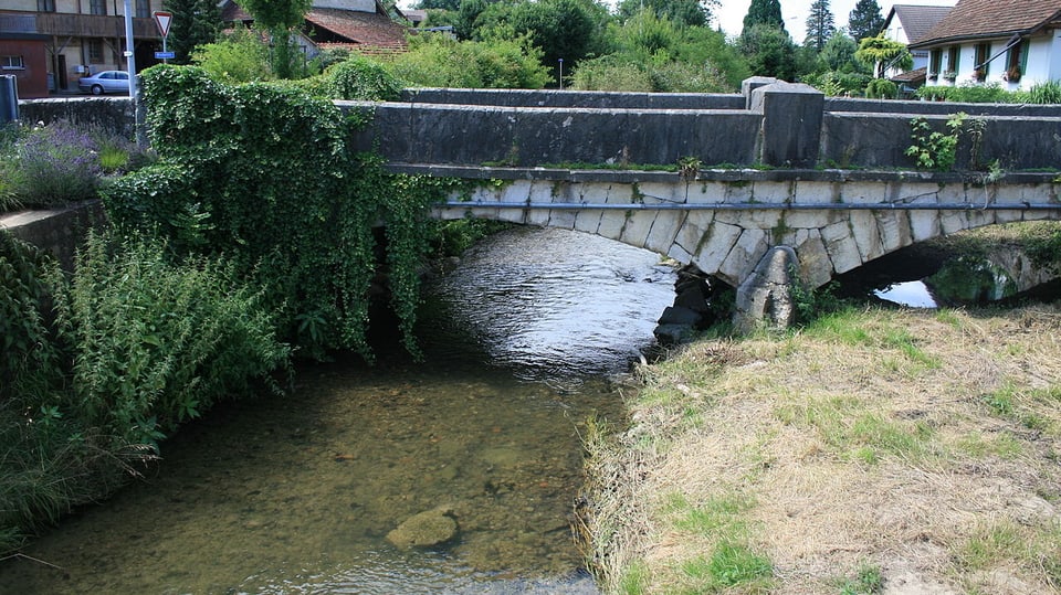 Die Surb fliesst in Endingen unter einer Brücke durch
