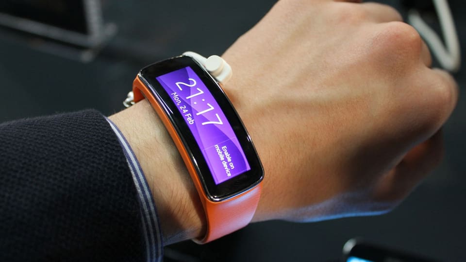 Tragbares Display: Handgelenk mit FitGear, einem Wearable Device mit gebogenem Display.