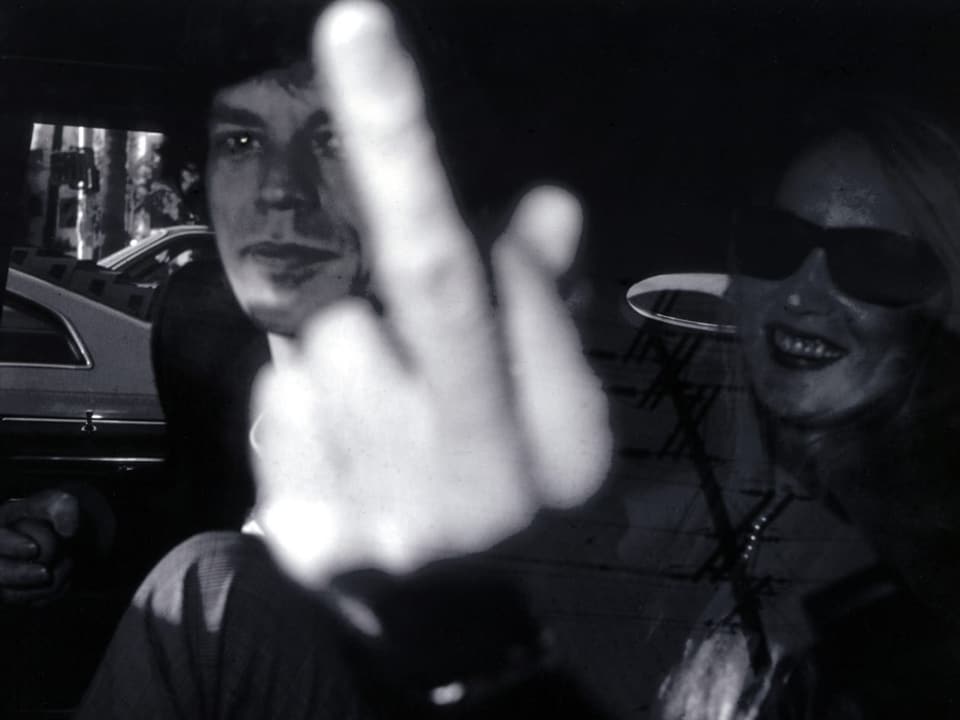 Mick Jagger zeigt den Mittelfinger
