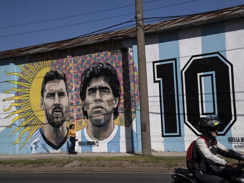 Graffiti von Messi und Maradona