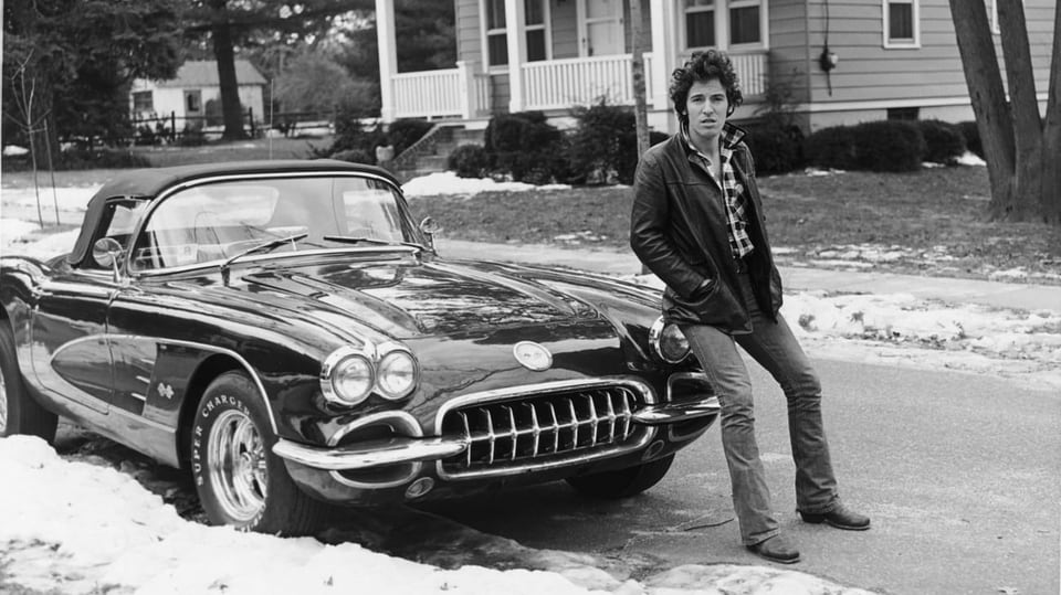Ein Foto von  Bruce Springsteen mit seiner Corvette.
