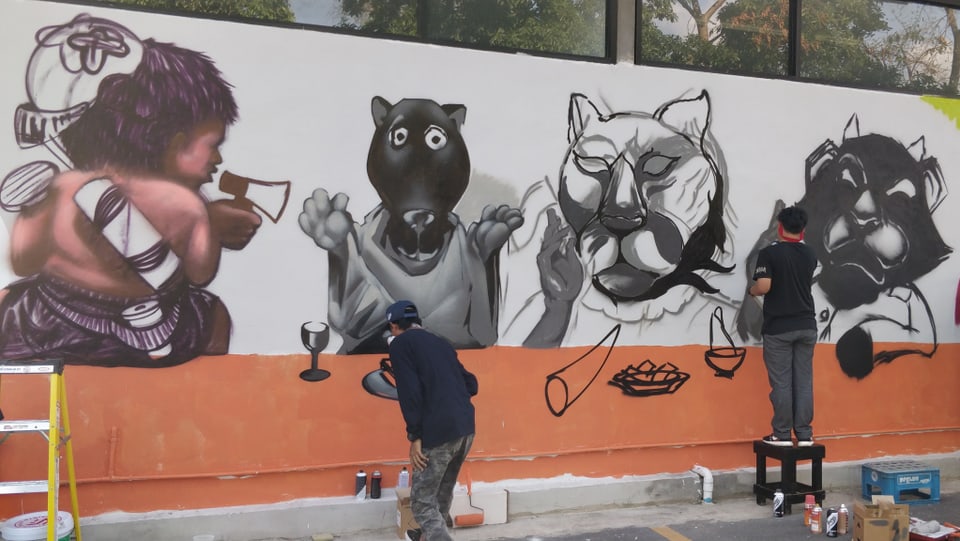 Graffitis von Panther-Figuren.