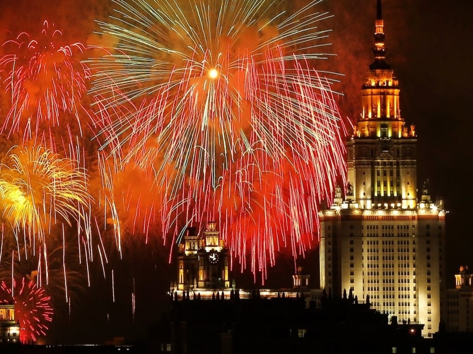 Die Feierlichkeiten vom 9. Mai kulminierten im Jahr 2017 in einem Feuerwerk über Moskau.