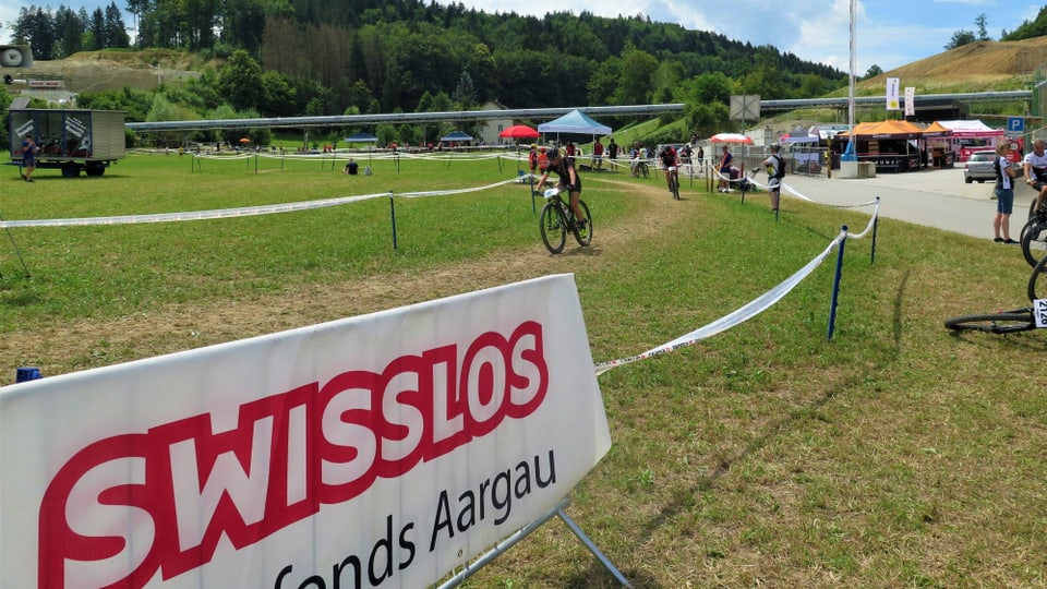 Plakat Swisslos Sportfonds Aargau an der Rennstrecke