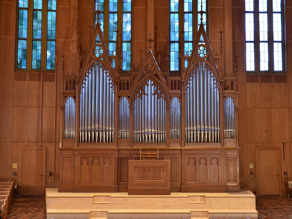 Eine Orgel aus hellem Holz.