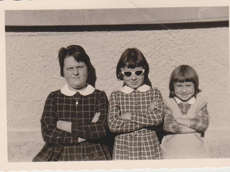 Drei Mädchen stehen nebeneinander und blicken mit unterschiedlicher Miene in die Kamera.