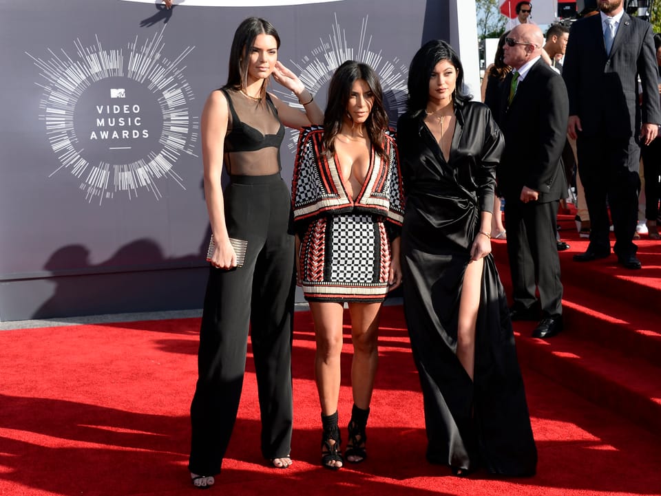 Kendall Jenner, Kim Kardashian und Kylie Jenner auf dem roten Teppich der VMAs