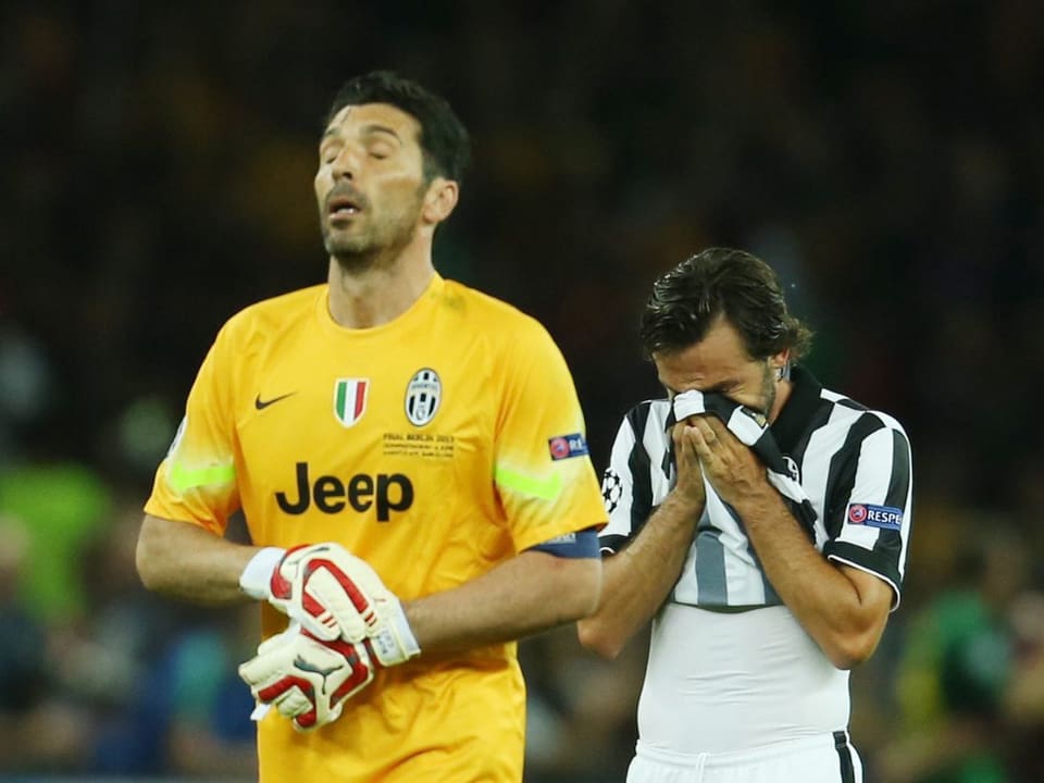 Die Juve-Legenden Gianluigi Buffon und Andrea Pirlo kämpften nach dem Abpfiff mit ihren Emotionen.