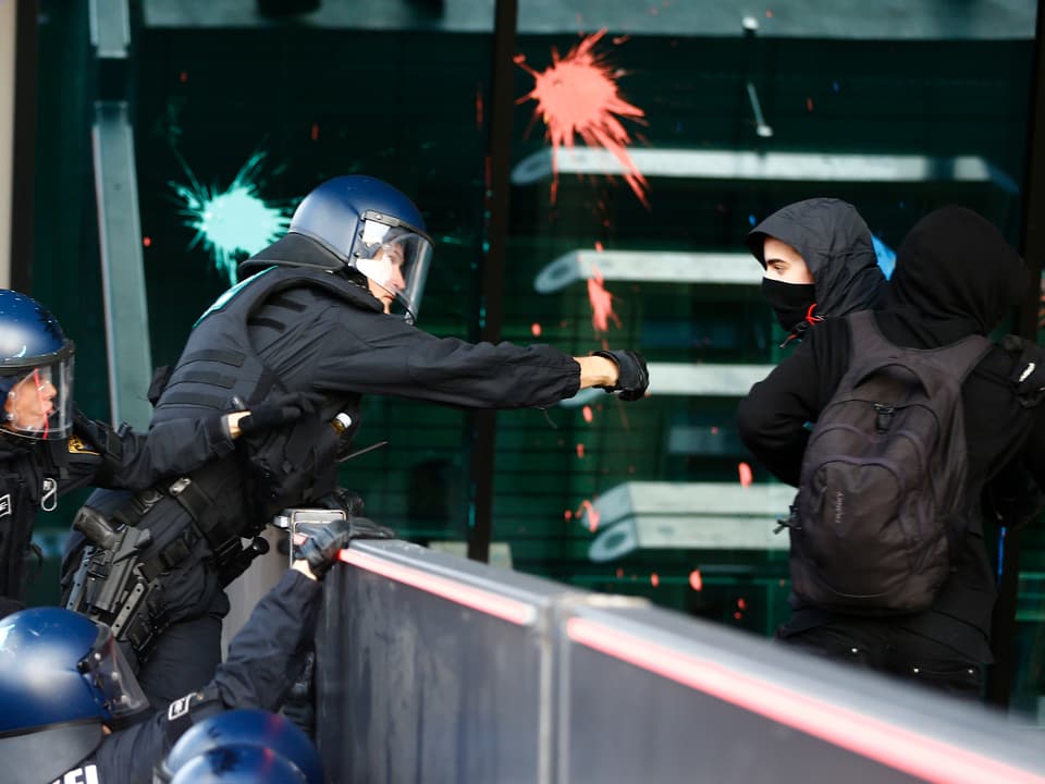 Blockupy-Anhänger werfen Farbbeutel auf den EZB-Neubau