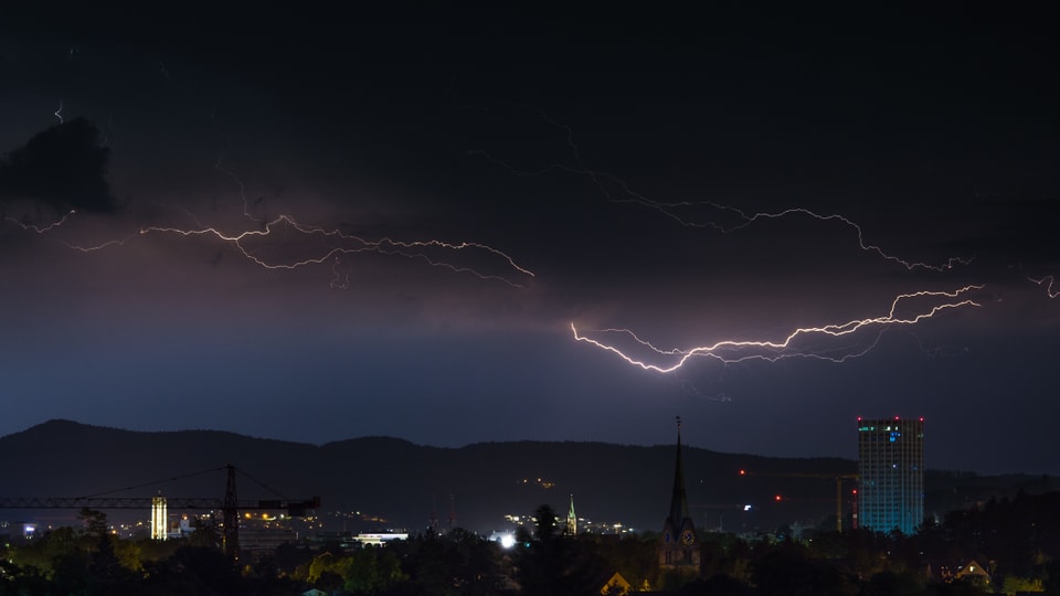 Blitze erleuchten die Stadt Winterthur.