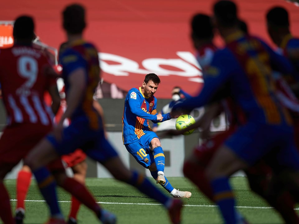 Lionel Messi bei einem Freistoss.