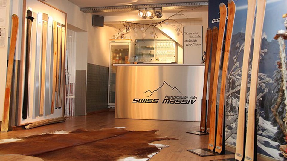 Ausstellung verschiedener Skier im Showroom von Swissmassiv.ch
