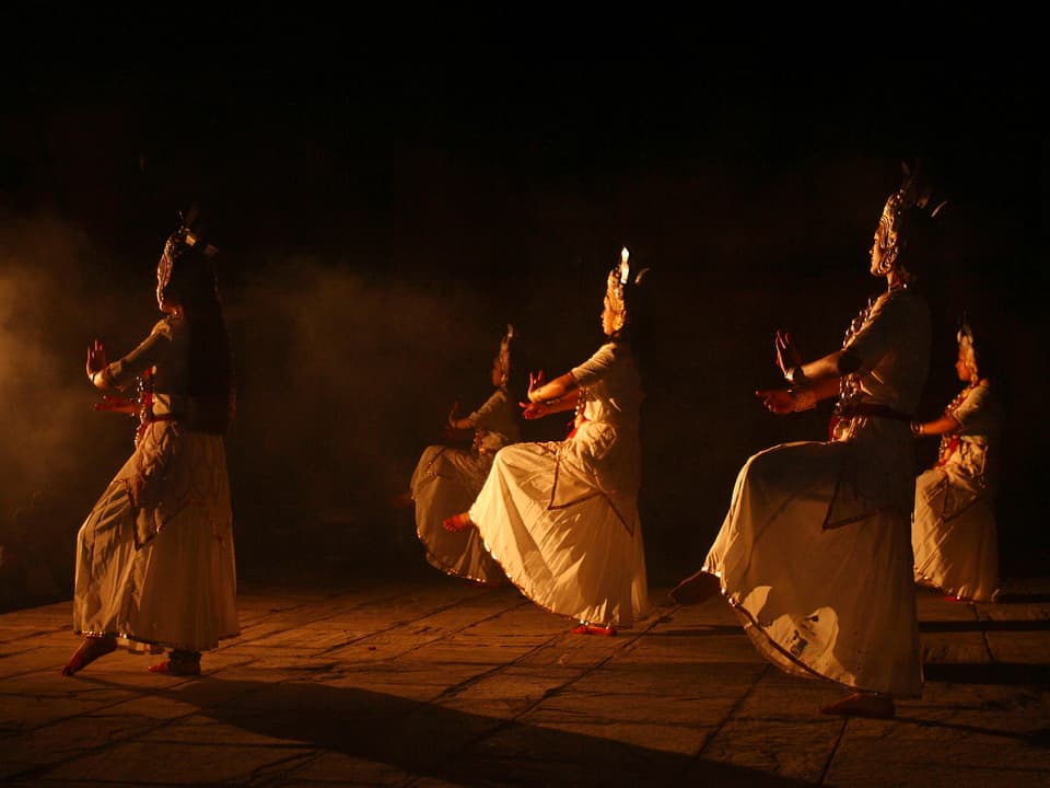 Traditionelle Tänzerinnen in der Nacht