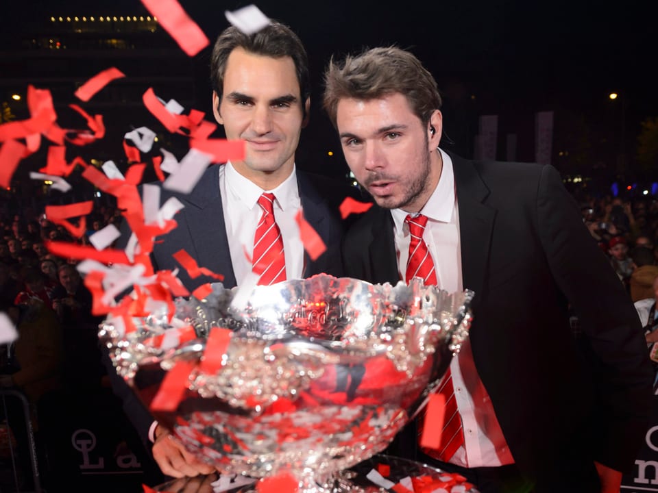 Roger Federer und Stan Wawrinka lassen sich mit der «Salatschüssel» ablichten.