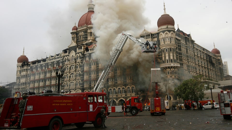 Hotel in Mumbai in Rauch gehüllt