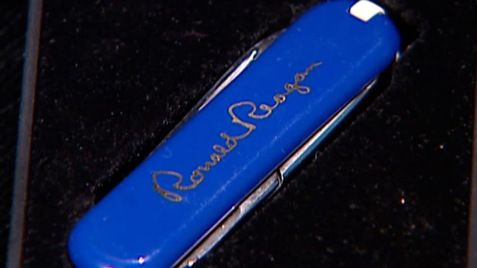Blaues Taschenmesser, signiert mit «Ronald Reagan».