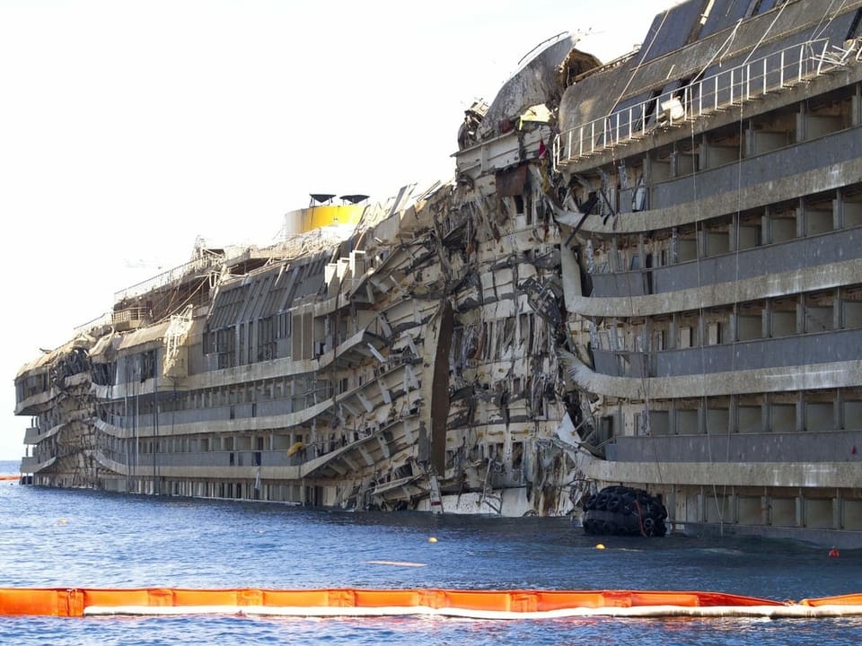Blick auf die total zerstörte, vormals unter Wasser liegende Seite des Schiffs.