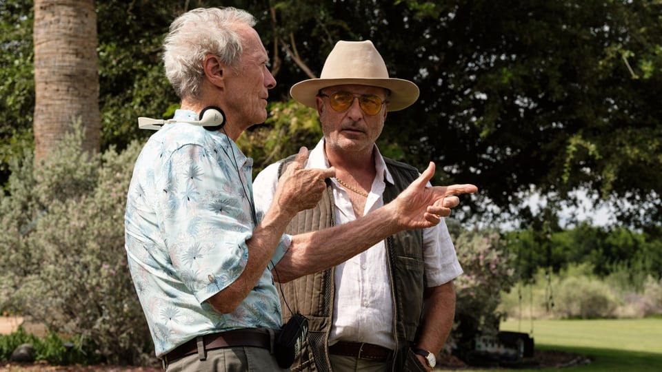 Clint Eastwood gibt Schauspieler Andy Garcia Anweisungen.