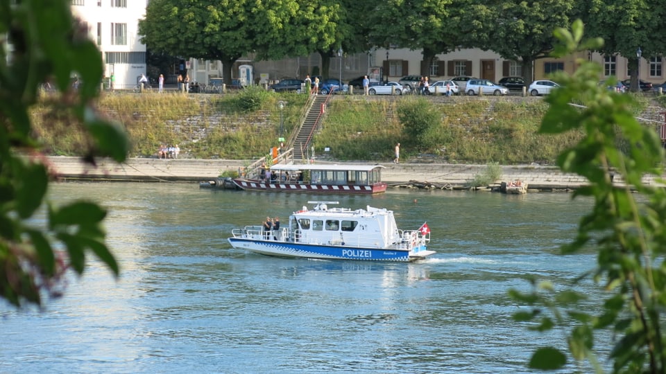 Ein Polizeiboot auf dem Rhein