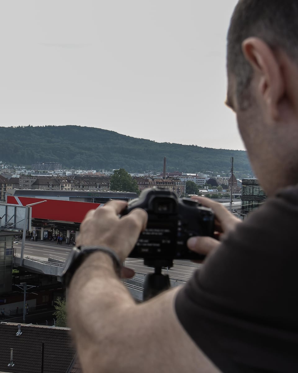 Insgesamt montiert Jörg Niggli drei Kameras auf dem «Freitag-Tower».