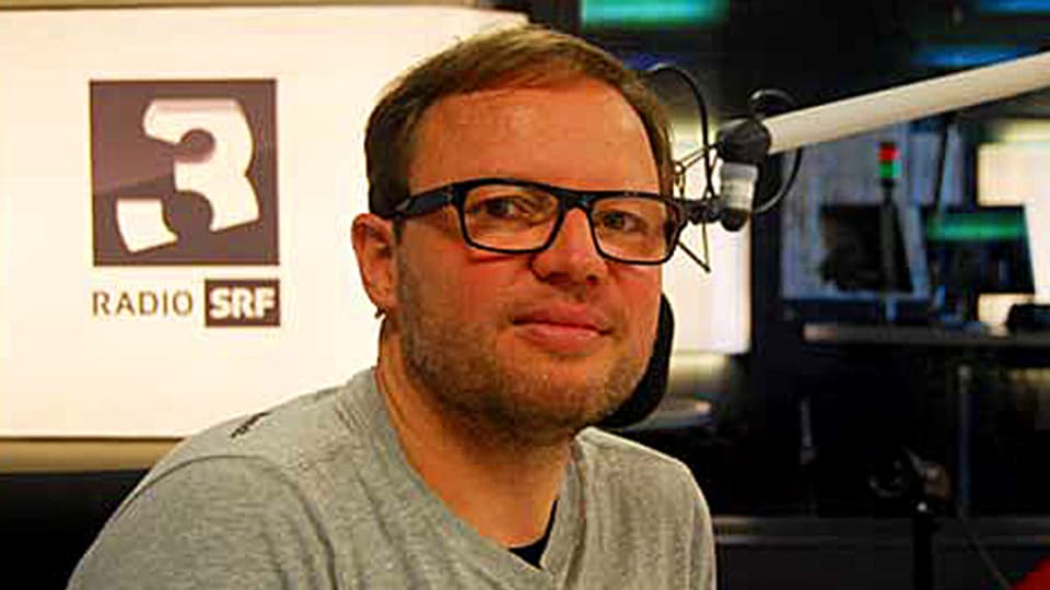 Portrait von Kurt Pelda im SRF Radio Studio.