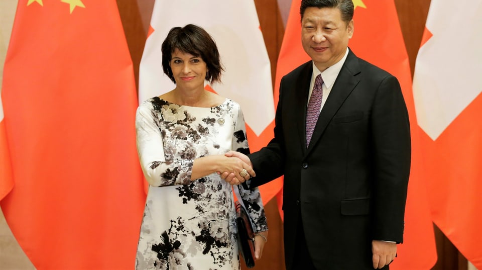 Alt-Bundespräsidentin Doris Leuthard 2017 beim Staatsbesuch des chinesischen Präsidenten in einem Kleid von Akris.