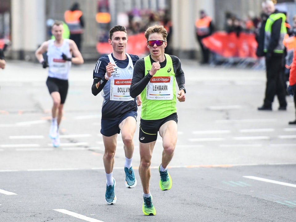 Zwei männliche Läufer in einem Stadtmarathon.