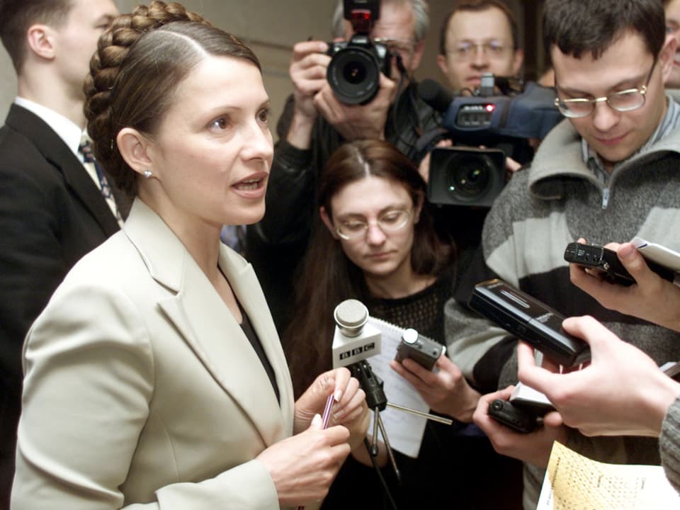 Timoschenko ist zurück auf der politischen Bühne und gibt Journalisten nach den Parlamentswahlen von 2002 Auskunft