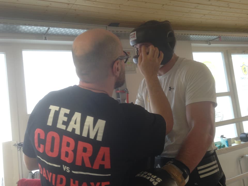 Trainer Angelo Gallina behandelt Gjergjaj am Auge. 