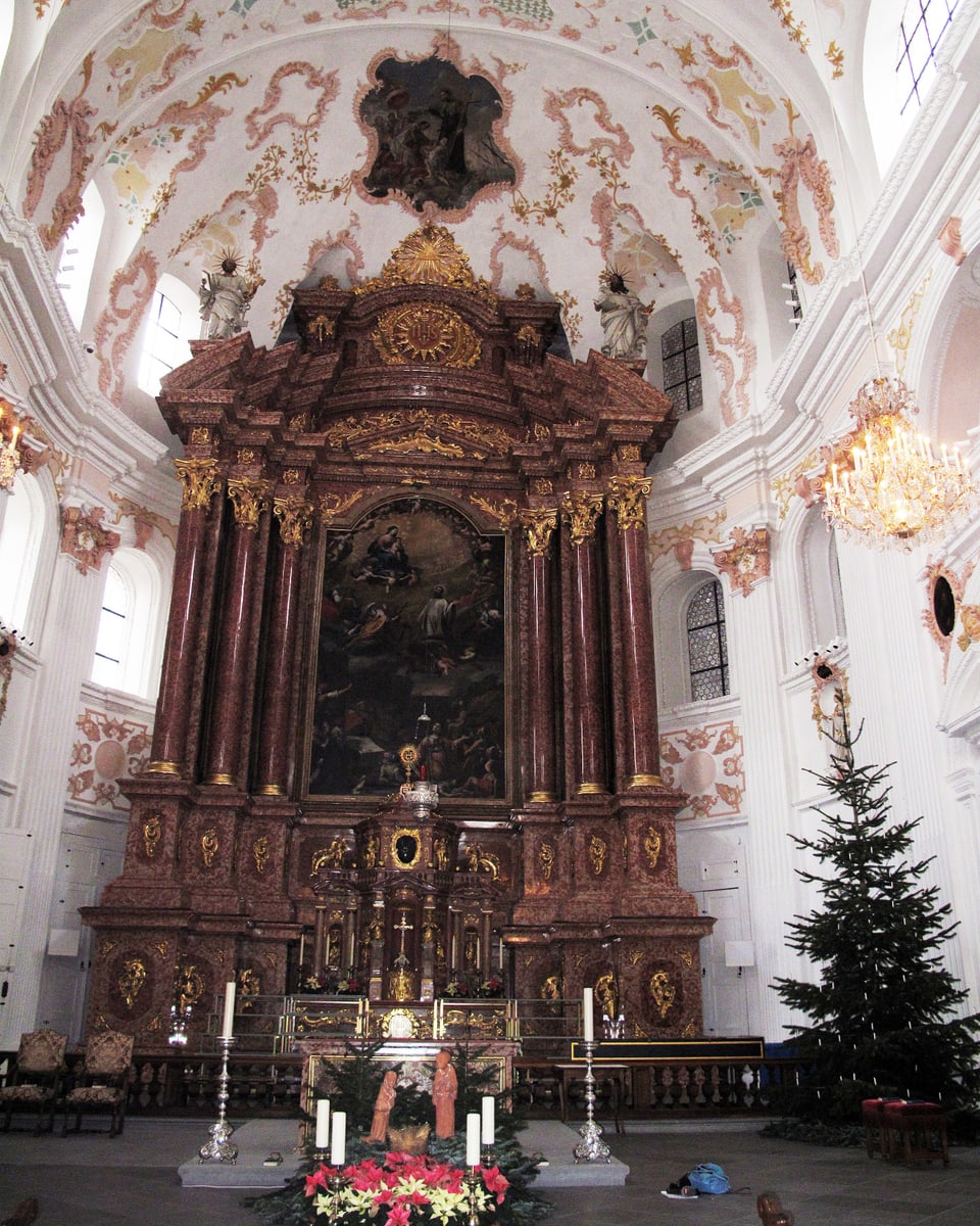 Blick auf den Hochaltar der Jesuitenkirche Luzern