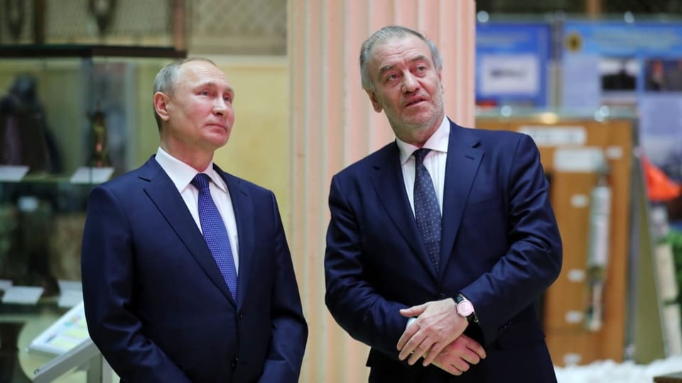Putin und Gergiev stehen in einer Ausstellung.
