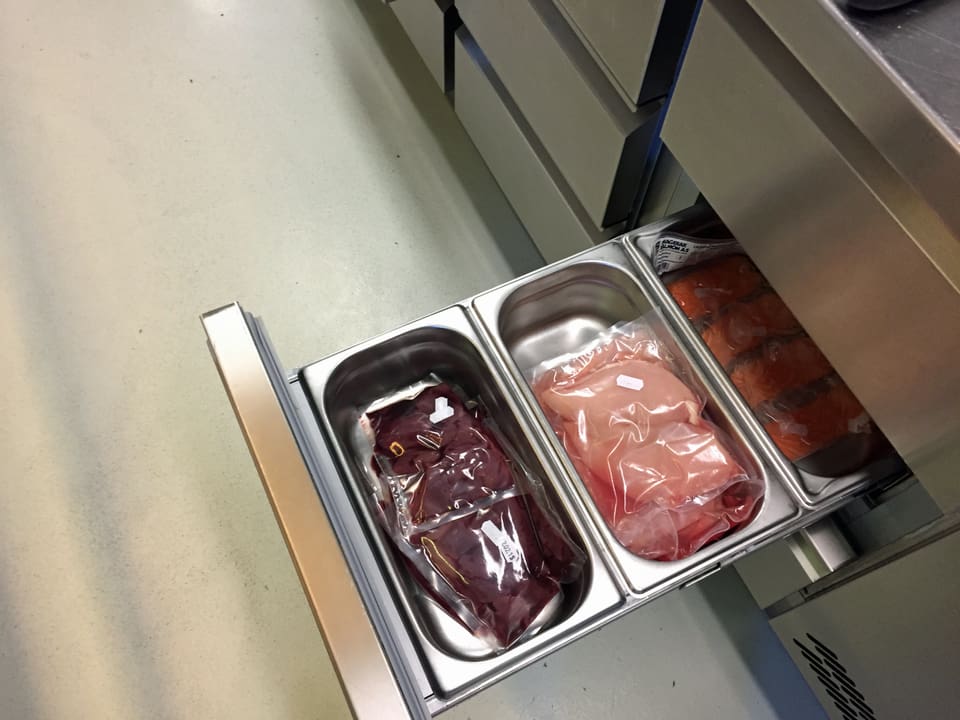 Vakuumiertes Fleisch in einer Schublade.