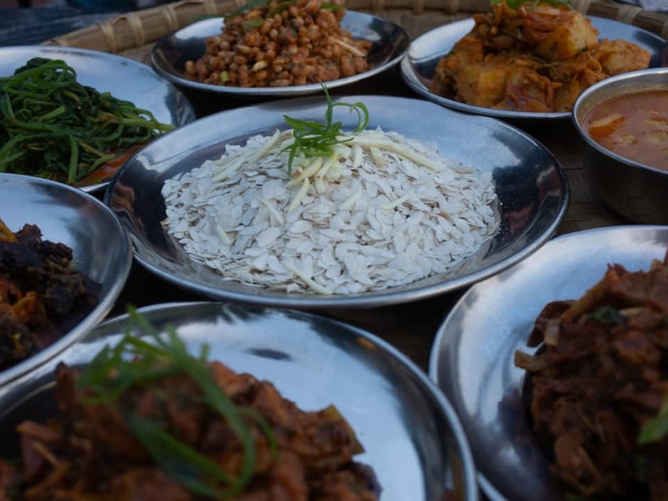 Das Traditionsgericht «Daal Bhat» wird manchmal mit geschrotetem Reis serviert – beispielsweise beim Volk der Newari.