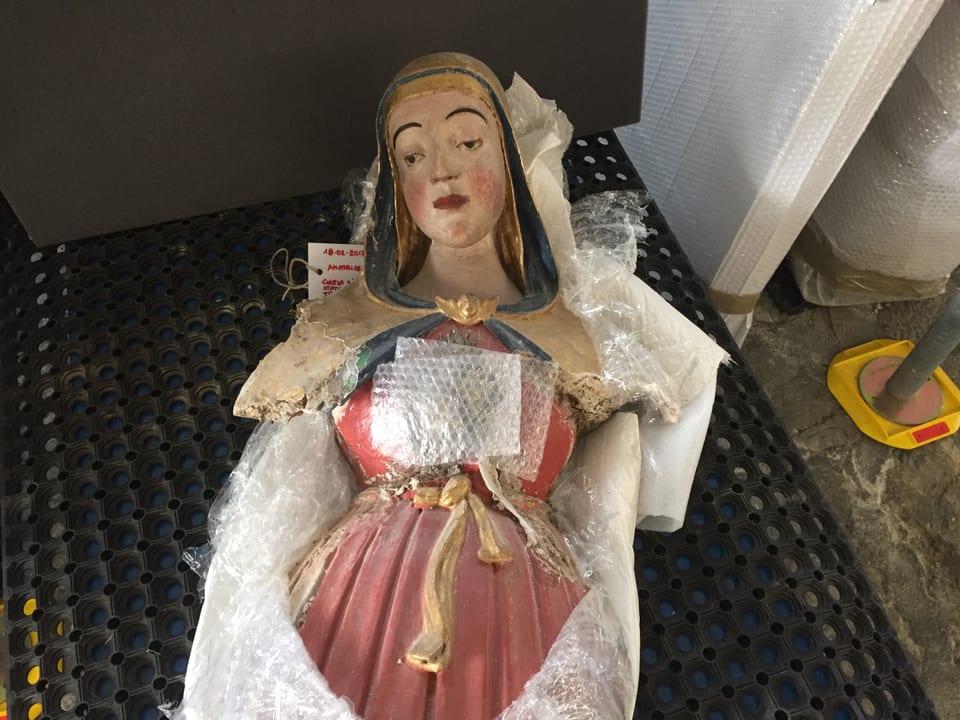 Madonnafigur, teilweise verpackt