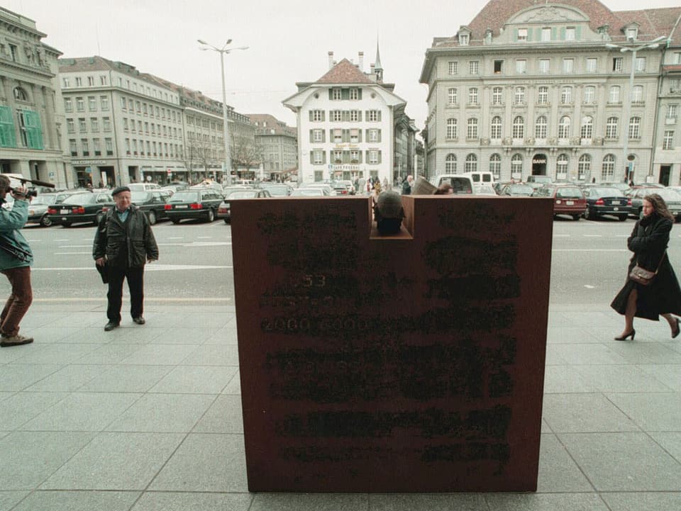Eine quadratische Eisenskulptur steht vor dem Bundeshaus in Bern.