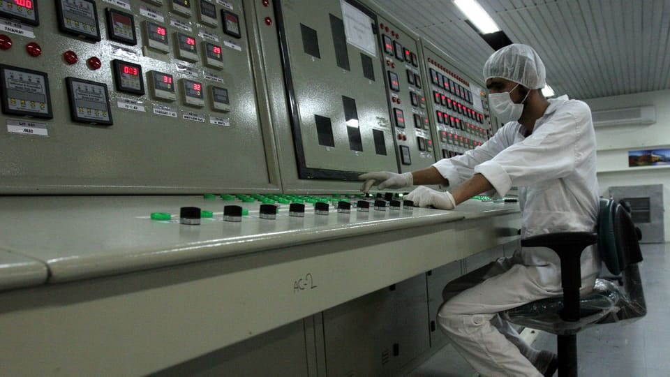 Ein Mann arbeitet in einer iranischen Atomanlage.