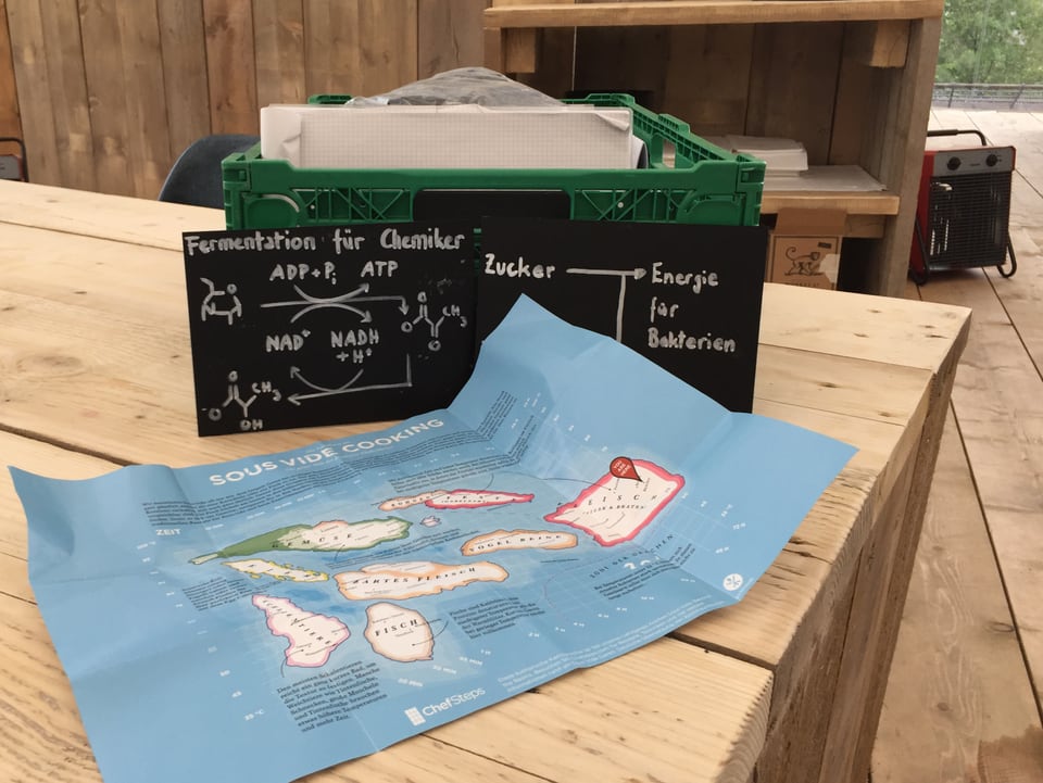 Eine Landkarte liegt auf einem Holztisch.