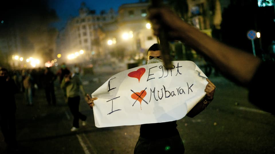 Mann mit einem Plakat: "I love Egypt, I don't love Mubarak"